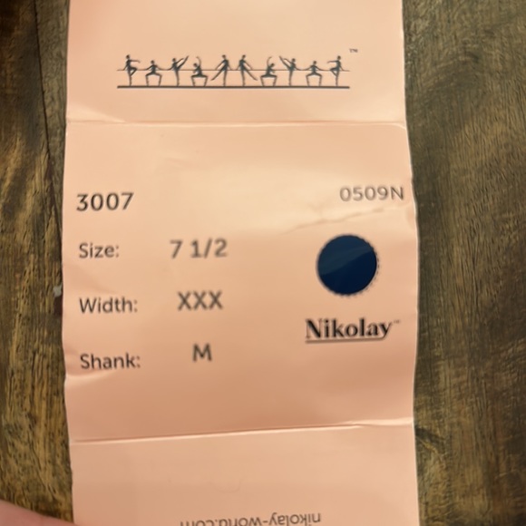 Brand new 3007 Nikolay pointe shoes (71/2, XXX, M) - Picture 5 of 16